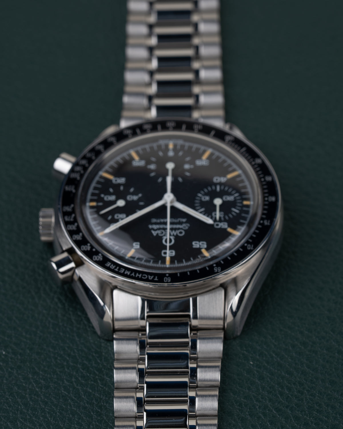Omega Speedmaster Reduced Tritium 3510.50 - ondersteboven aanzicht van de wijzerplaat, kroon en drukkers links