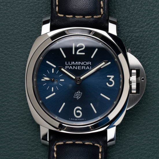 Panerai Luminor Base PAM01085 - frontaal aanzicht van de blauwe zonnestraal wijzerplaat met kroonbeschermer rechts