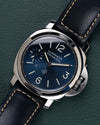 Panerai Luminor Base PAM01085 - diagonaal aanzicht van het horloge, kroonbeschermer rechts
