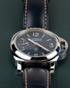 Panerai Luminor Base PAM01085 - close-up van de wijzerplaat met kussenvormige kast, kroonbeschermer rechts