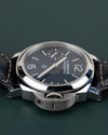Panerai Luminor Base PAM01085 - horloge 90 graden gedraaid gefotografeerd met kroonbeschermer prominent onderaan