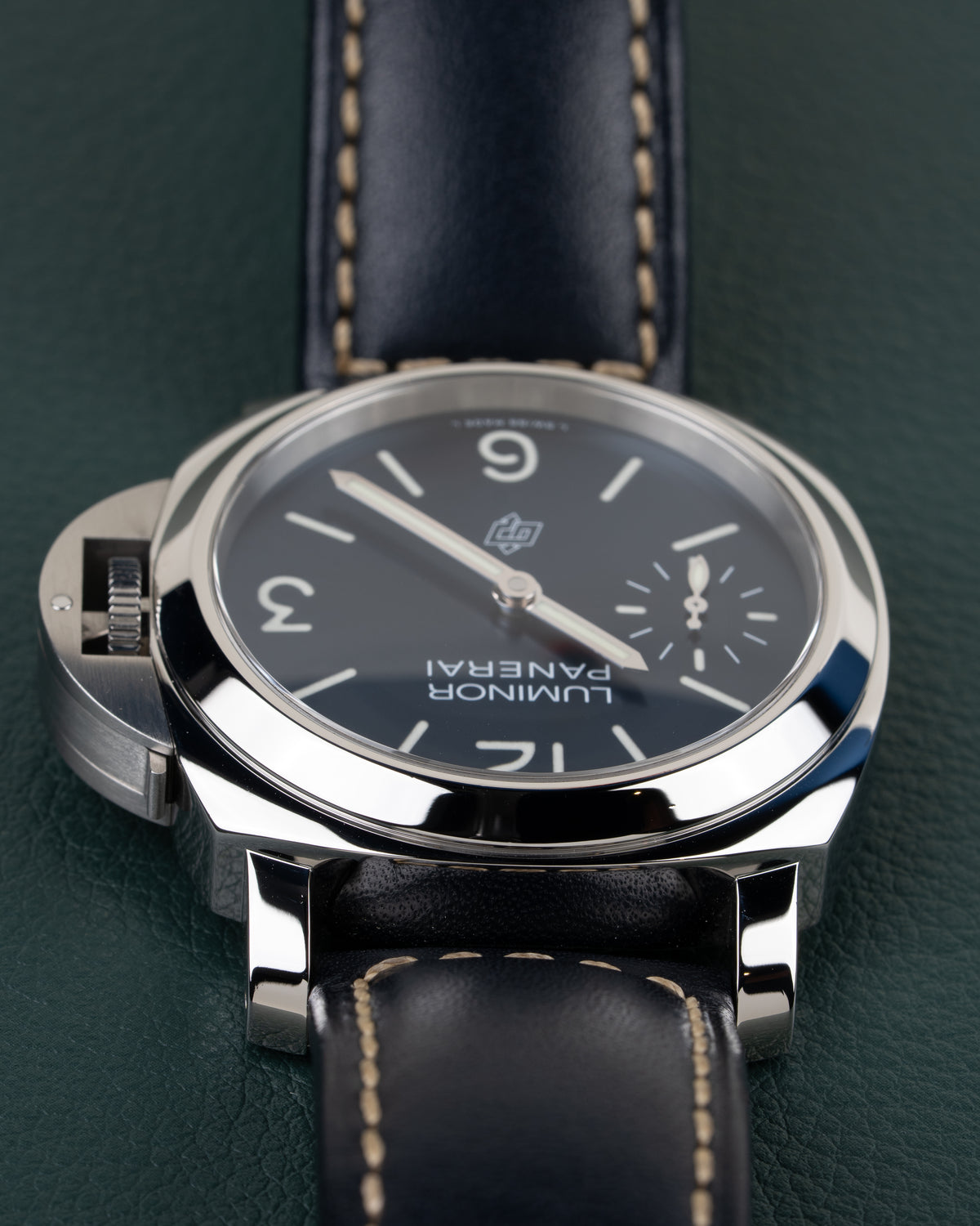 Panerai Luminor Base PAM01085 - ondersteboven aanzicht van de wijzerplaat, kroonbeschermer links
