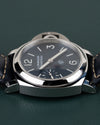 Panerai Luminor Base PAM01085 - horloge 90 graden de andere kant op gedraaid, kroonbeschermer bovenaan