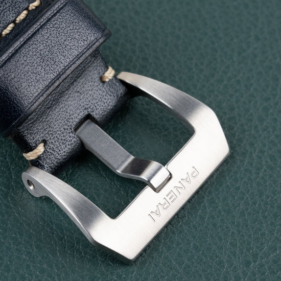 Panerai Luminor Base PAM01085 - close-up van de blauwe leren band met gesigneerde Panerai pin-sluiting