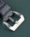 Panerai Luminor Base PAM01085 - close-up van de blauwe leren band met gesigneerde Panerai pin-sluiting