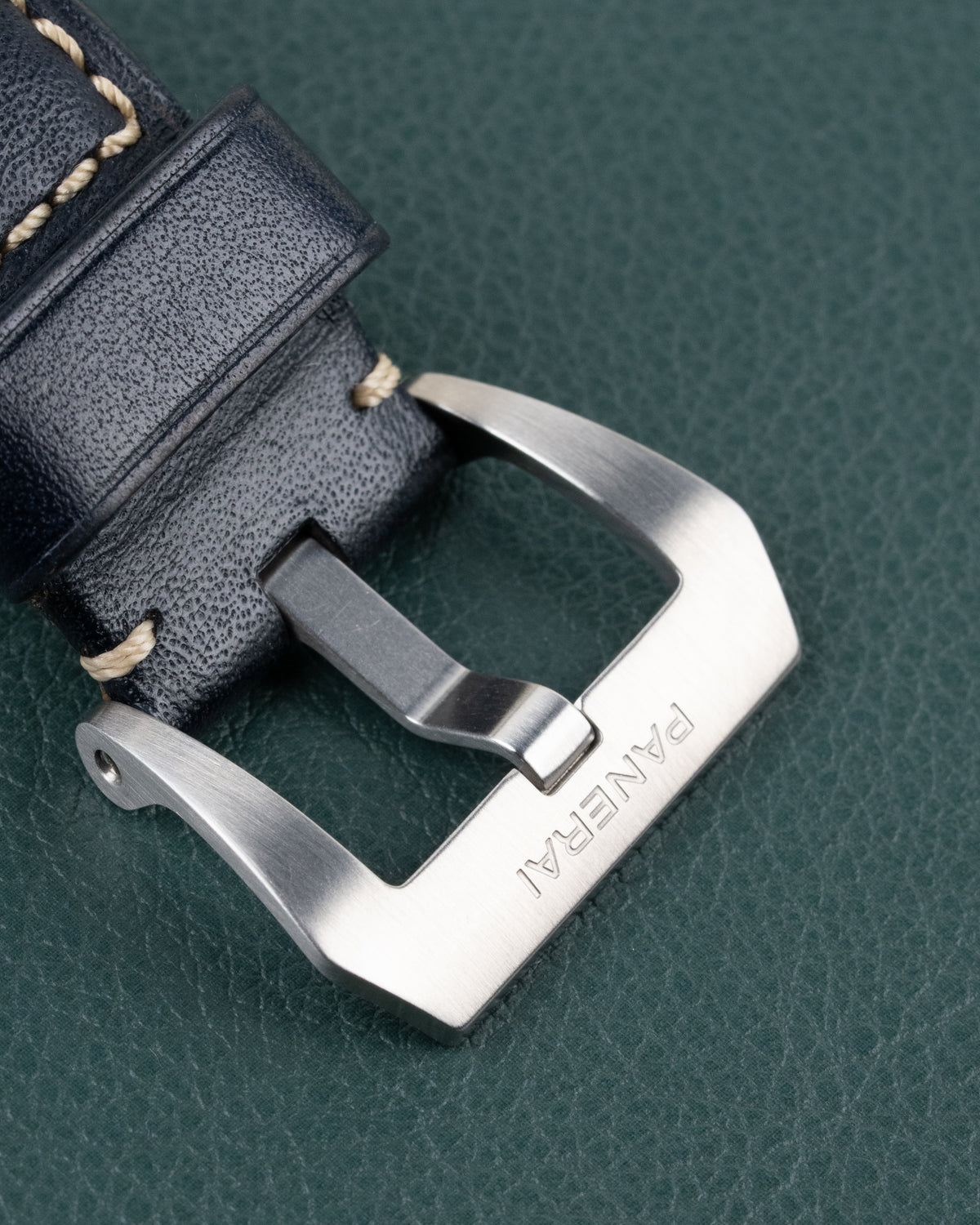 Panerai Luminor Base PAM01085 - close-up van de blauwe leren band met gesigneerde Panerai pin-sluiting