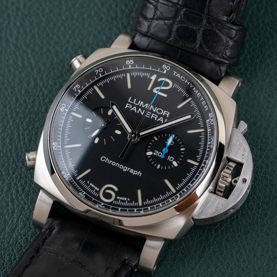 Panerai Luminor Chronograph PAM01109 - close-up frontaal onder een hoek met zwarte wijzerplaat en Safety Lock kroonbeschermer