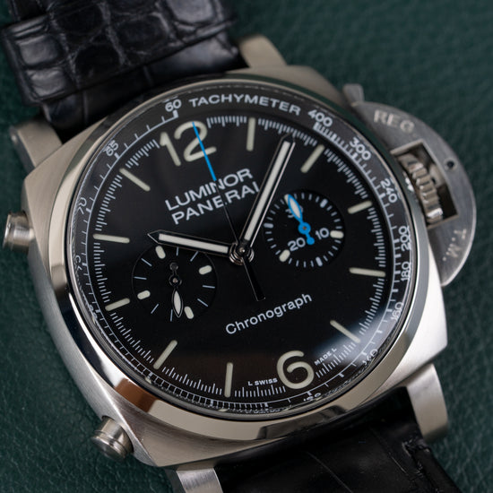 Panerai Luminor Chronograph PAM01109 - frontaal aanzicht met geopende Safety Lock kroonbeschermer zichtbaar