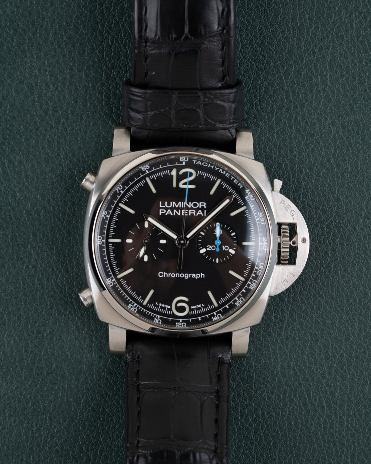 Panerai Luminor Chronograph PAM01109 - volledig horloge recht van boven met zwarte alligatorlederen band