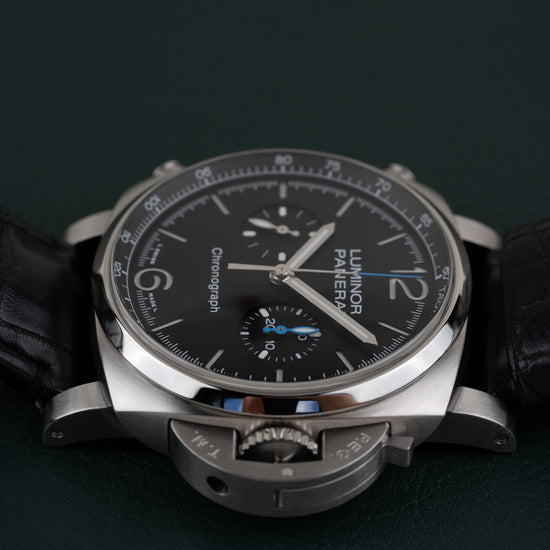 Panerai Luminor Chronograph PAM01109 - zijaanzicht liggend op de kroonzijde met Safety Lock kroonbeschermer duidelijk zichtbaar