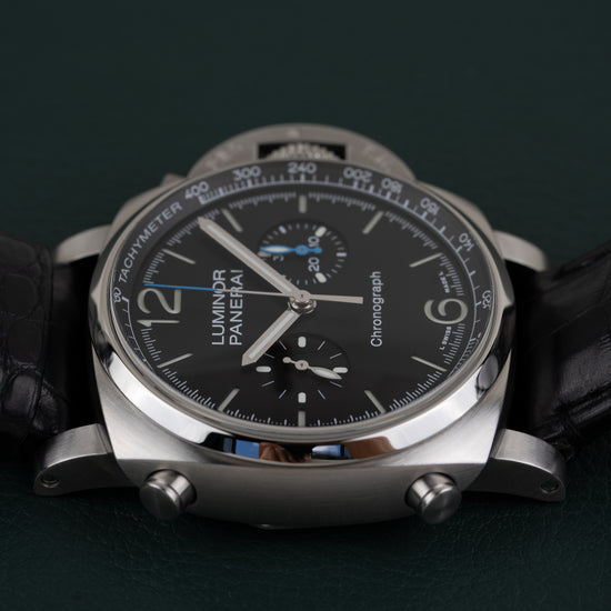Panerai Luminor Chronograph PAM01109 - zijaanzicht liggend op de Safety Lock kroonbeschermer met de twee drukknoppen zichtbaar