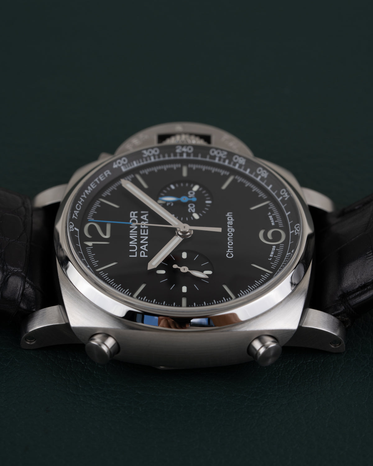 Panerai Luminor Chronograph PAM01109 - zijaanzicht liggend op de Safety Lock kroonbeschermer met de twee drukknoppen zichtbaar
