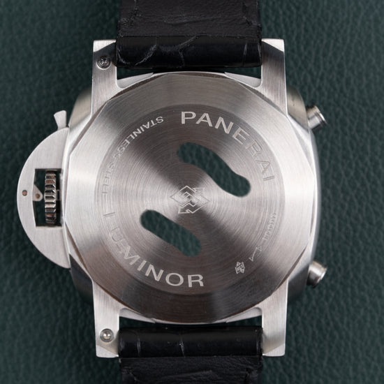 Panerai Luminor Chronograph PAM01109 - gesloten stalen caseback met graveringen Panerai en Luminor