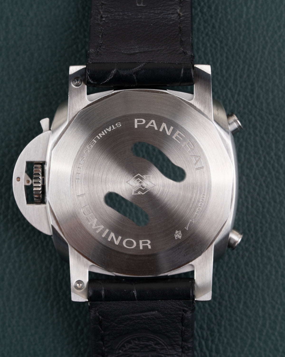 Panerai Luminor Chronograph PAM01109 - gesloten stalen caseback met graveringen Panerai en Luminor