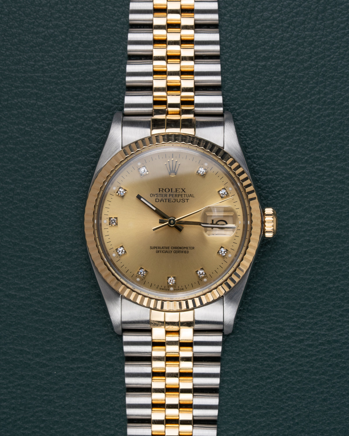 Rolex Datejust 16013 Champagne Diamanten Dial - frontaal aanzicht van de champagnekleurige wijzerplaat met diamanten uurmarkers en Jubilee-band