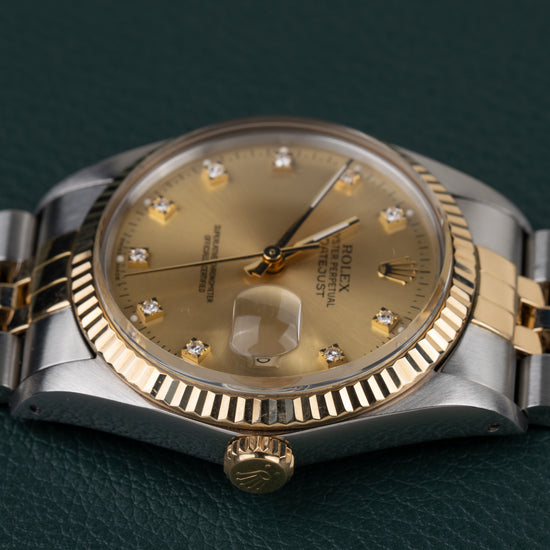 Rolex Datejust 16013 Champagne Diamanten Dial - horloge 90 graden gedraaid gefotografeerd, kroon onderaan met Rolex-gravering
