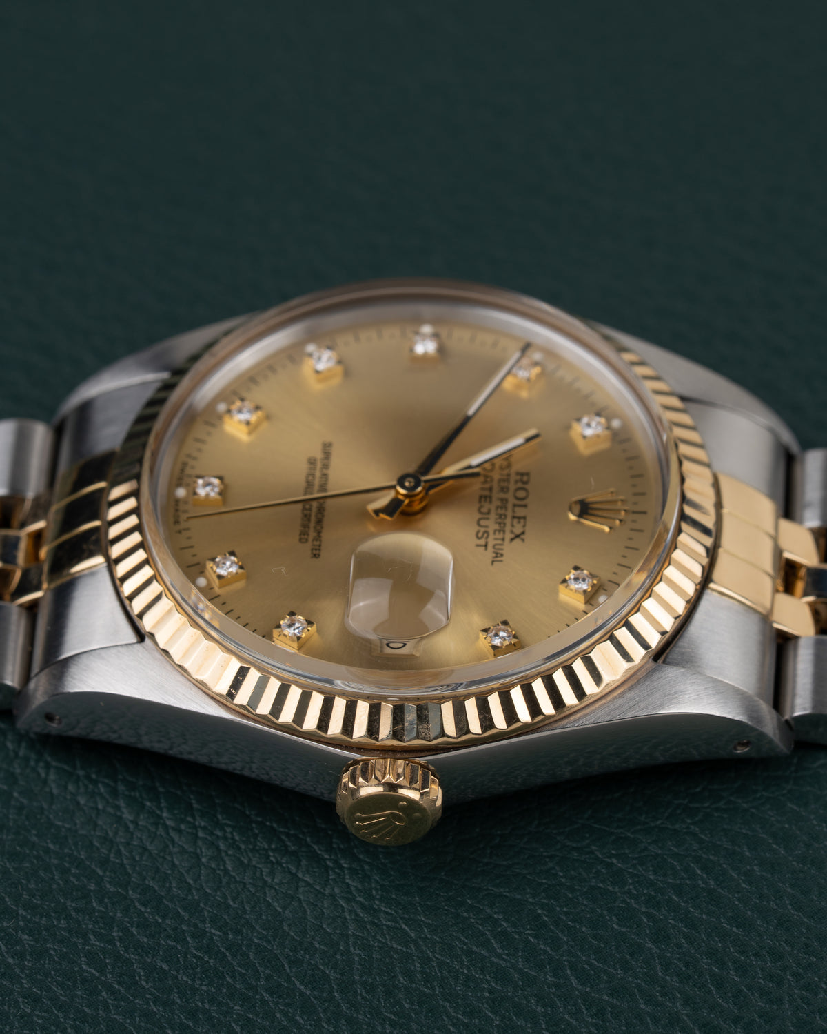 Rolex Datejust 16013 Champagne Diamanten Dial - horloge 90 graden gedraaid gefotografeerd, kroon onderaan met Rolex-gravering
