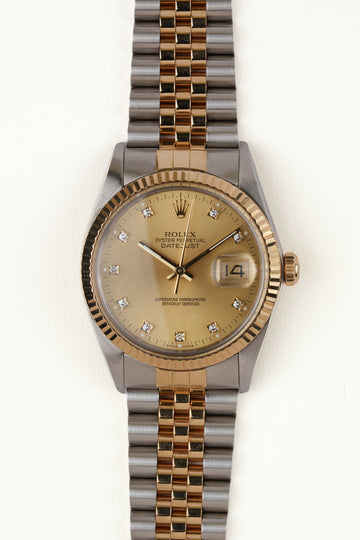 Rolex Datejust 16013 - vooraanzicht van de champagne wijzerplaat met diamanten indexen, geribbelde gouden bezel en armband