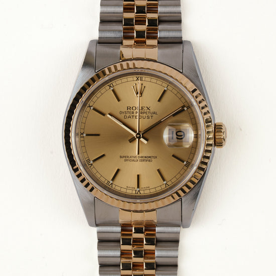 Rolex Datejust 16233 - vooraanzicht van de champagne wijzerplaat, geribbelde gouden bezel en armband