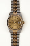 Rolex Datejust 16233 - vooraanzicht van de champagne wijzerplaat, geribbelde gouden bezel en armband