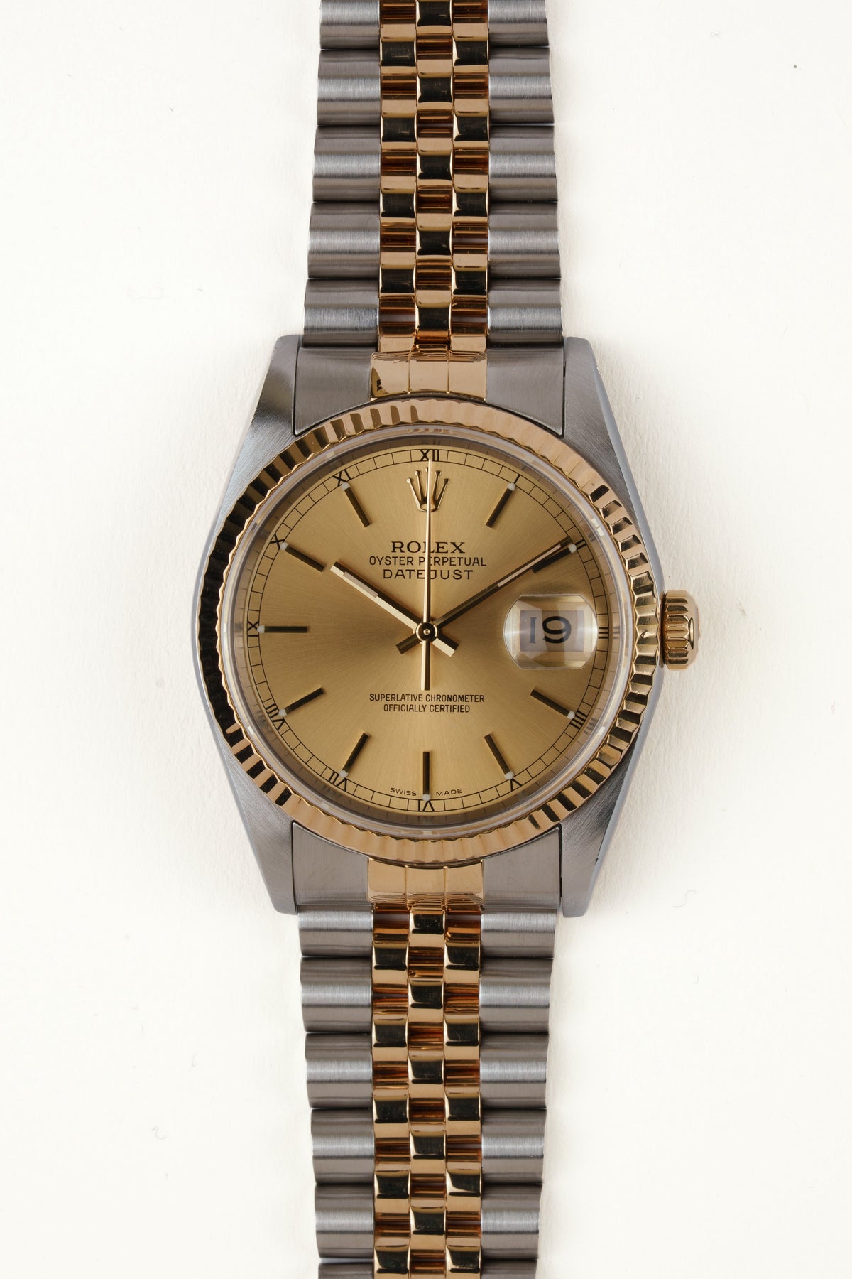 Rolex Datejust 16233 - vooraanzicht van de champagne wijzerplaat, geribbelde gouden bezel en armband