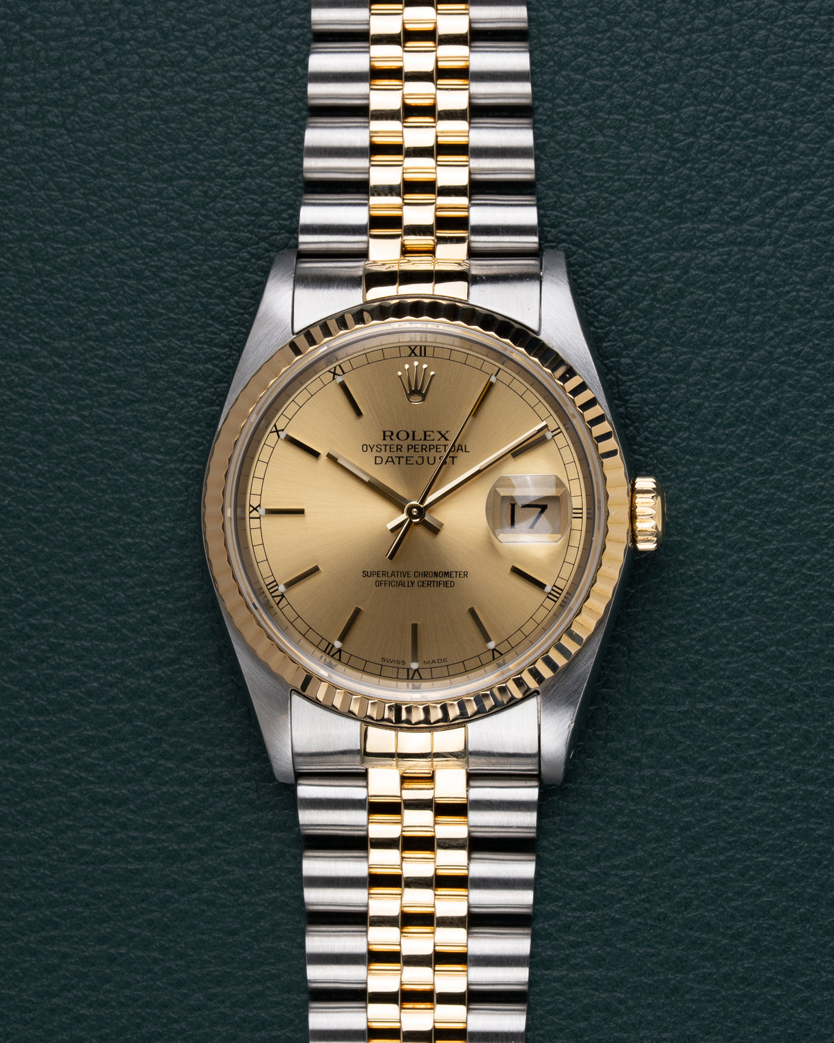 Rolex Datejust 16233 Champagne Dial - frontaal aanzicht met champagnekleurige wijzerplaat, gouden fluted bezel en Jubilee band