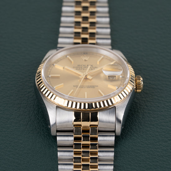 Rolex Datejust 16233 Champagne Dial - close-up van wijzerplaat en fluted bezel onder een hoek