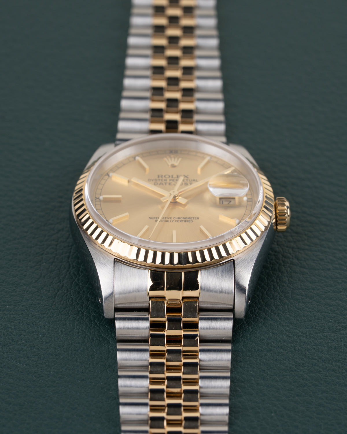 Rolex Datejust 16233 Champagne Dial - close-up van wijzerplaat en fluted bezel onder een hoek