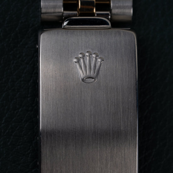 Rolex Datejust 16233 Champagne Dial - close-up van de vouwsluiting met Rolex kroonlogo op Jubilee band