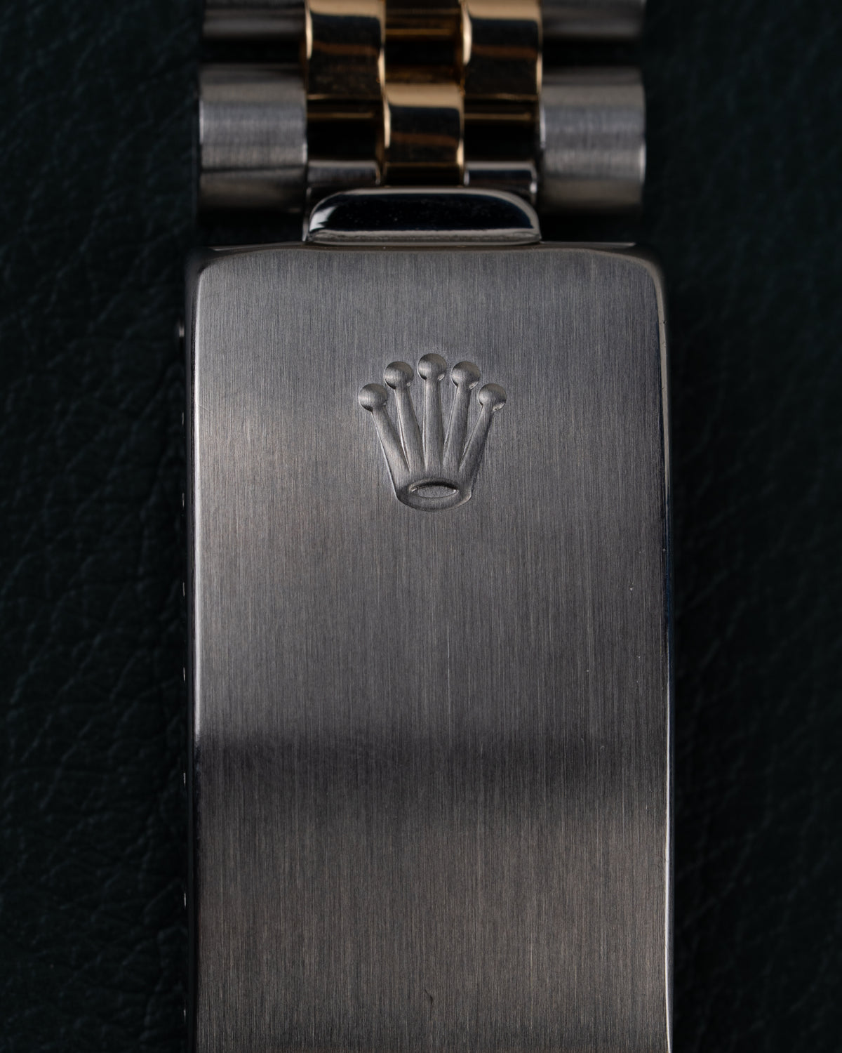 Rolex Datejust 16233 Champagne Dial - close-up van de vouwsluiting met Rolex kroonlogo op Jubilee band