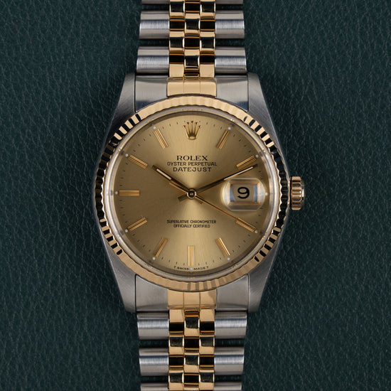 Rolex Datejust 16233 - Volledig horloge recht van boven met champagnekleurige wijzerplaat en Jubilee band in staal en goud