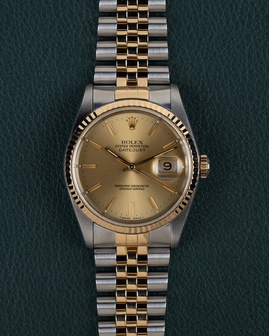 Rolex Datejust 16233 - Volledig horloge recht van boven met champagnekleurige wijzerplaat en Jubilee band in staal en goud