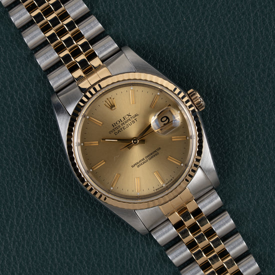 Rolex Datejust 16233 - Close-up frontaal onder een hoek met datumvenster en cyclopslens op 3 uur