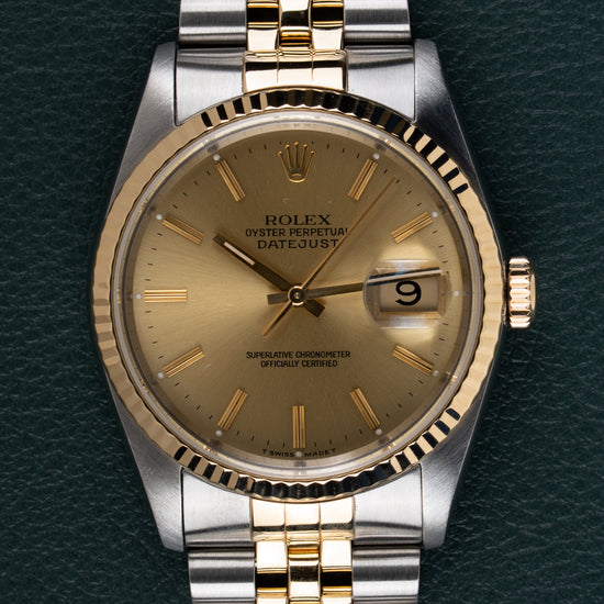 Rolex Datejust 16233 - Frontale close-up van de wijzerplaat met gegroefde bezel en gouden kroon