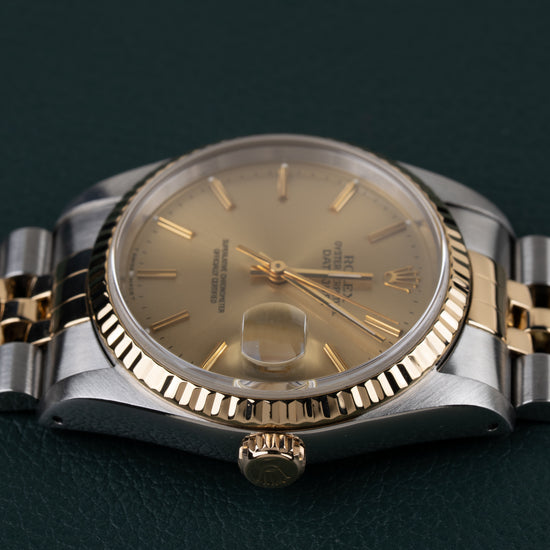 Rolex Datejust 16233 - Onderaanzicht met de gouden kroon met Rolex-kroonlogo onderaan de kast