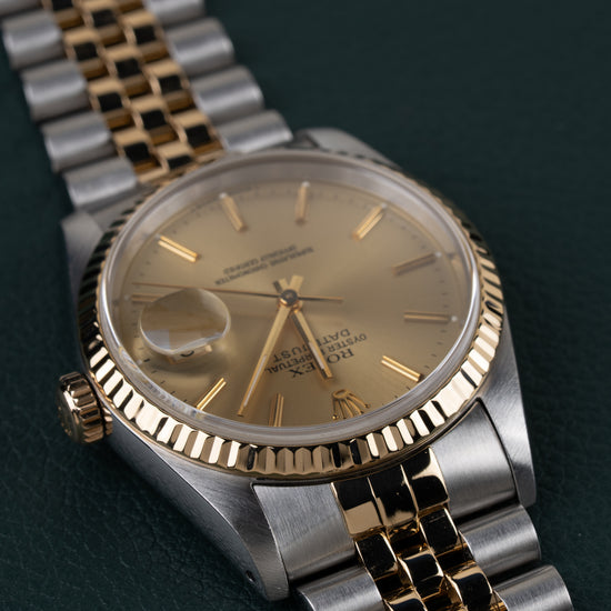 Rolex Datejust 16233 - Zijaanzicht ondersteboven met de kroon aan de linkerzijde
