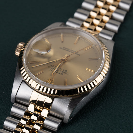 Rolex Datejust 16233 - Frontaal aanzicht ondersteboven met de gouden kroon aan de linkerzijde