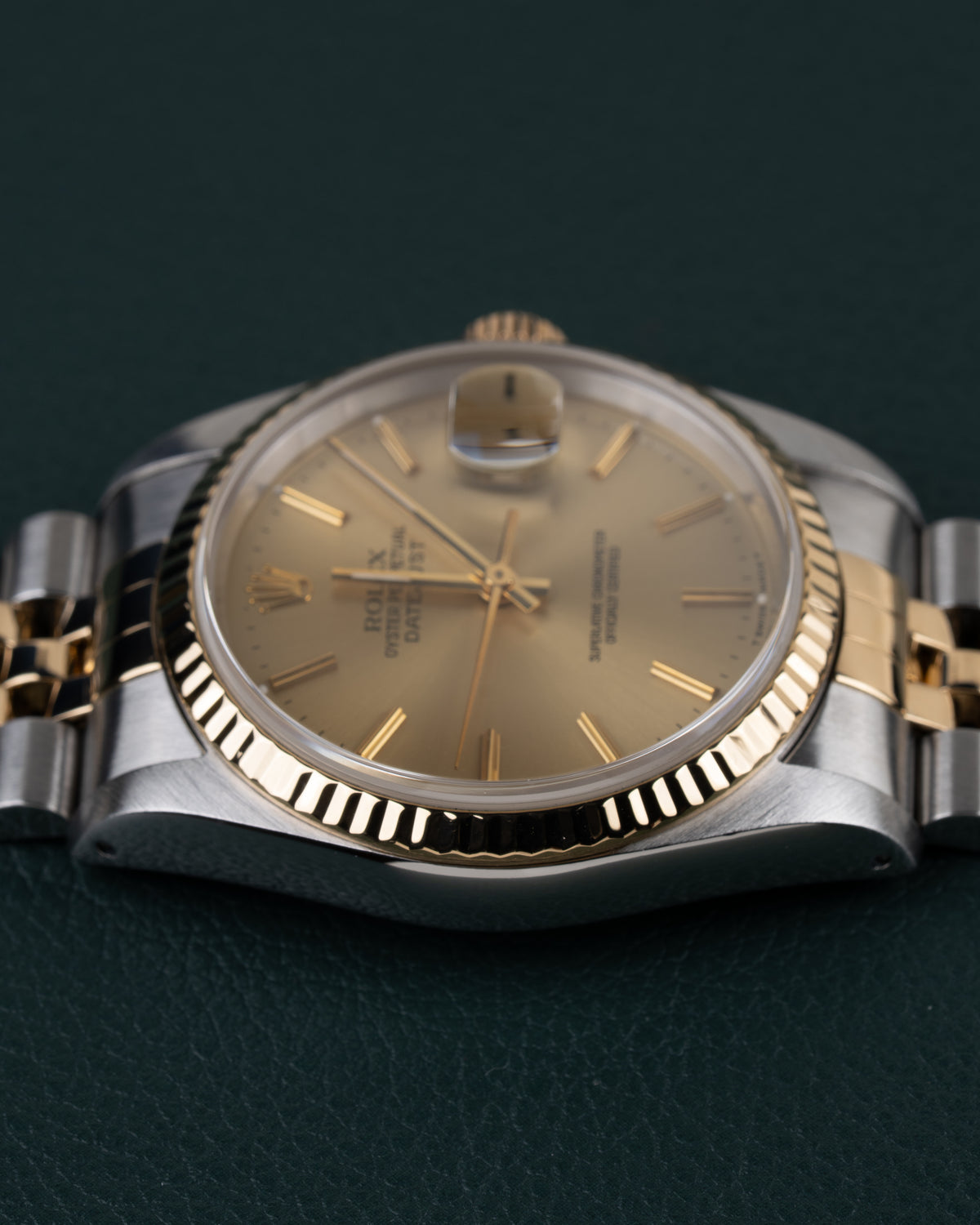 Rolex Datejust 16233 - Bovenaanzicht met de kroon boven de kast en datumvenster op 12 uur zichtbaar