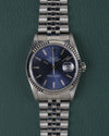 Rolex Datejust 16234 Blue Dial 1991 - Volledig horloge recht van boven met blauwe wijzerplaat, gefacetteerde stalen bezel en jubilee-band