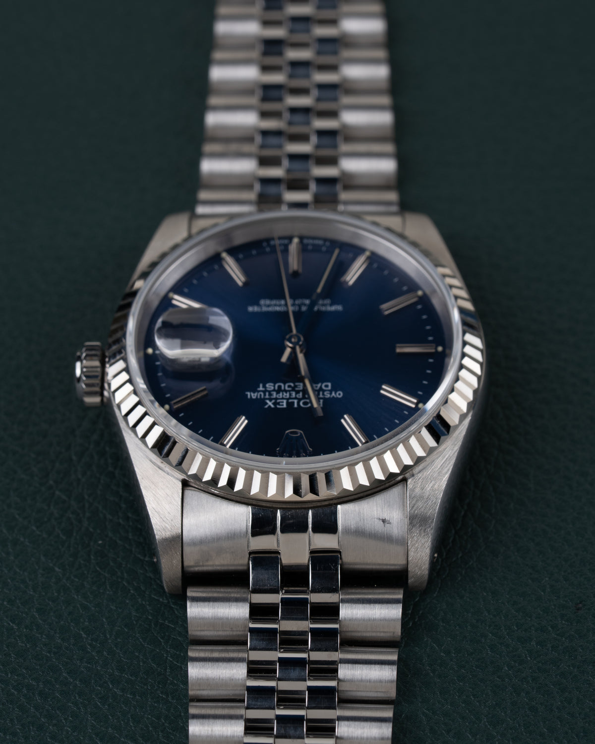 Rolex Datejust 16234 Blue Dial 1991 - Frontaal aanzicht ondersteboven met de kroon links en de wijzerplaat recht in beeld