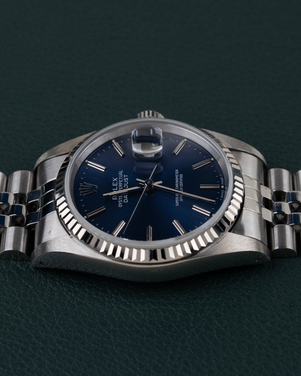 Rolex Datejust 16234 Blue Dial 1991 - Frontaal aanzicht met de kroon bovenaan de kast en de wijzerplaat recht in beeld