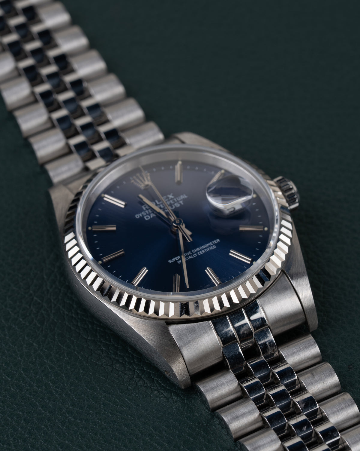Rolex Datejust 16234 Blue Dial 1991 - Frontaal aanzicht onder een hoek met de kroon rechts en de jubilee-band schuin naar boven links