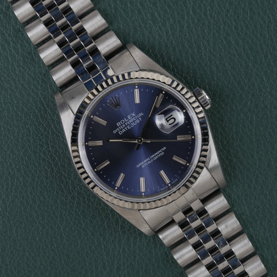 Rolex Datejust 16234 Blue Dial 1991 - Frontaal aanzicht onder een hoek met de kroon rechts en de jubilee-band diagonaal in beeld