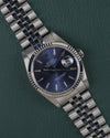 Rolex Datejust 16234 Blue Dial 1991 - Frontaal aanzicht onder een hoek met de kroon rechts en de jubilee-band diagonaal in beeld