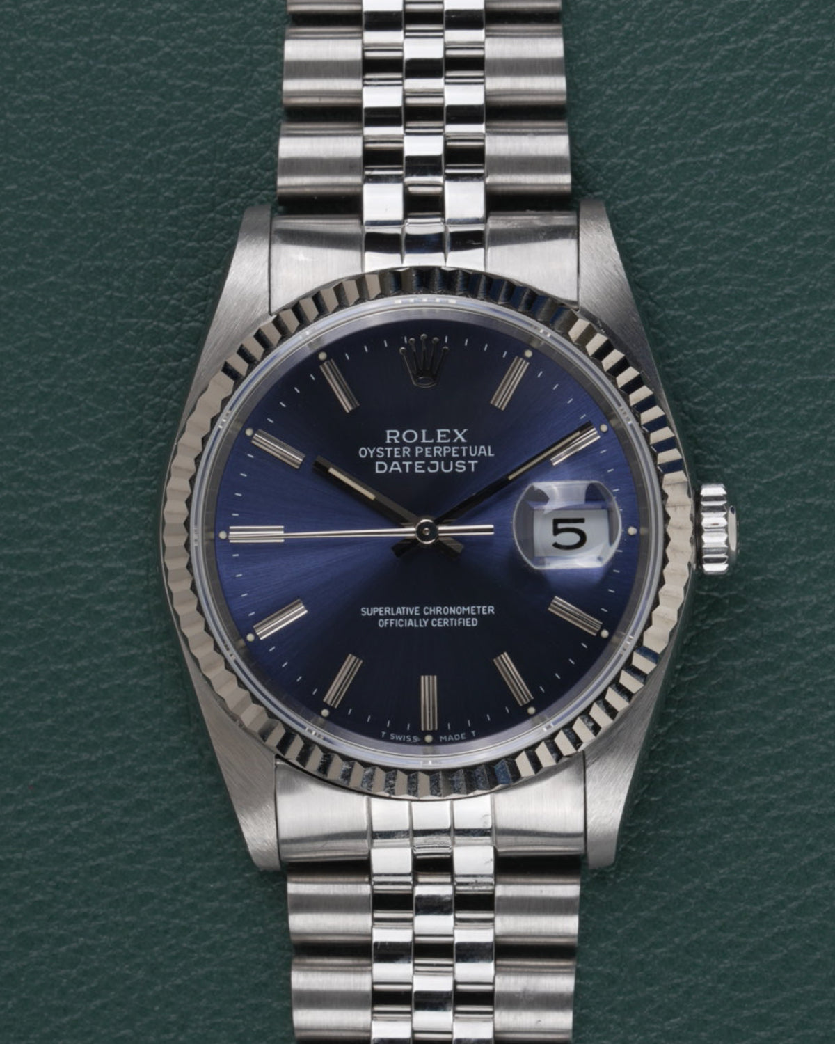 Rolex Datejust 16234 Blue Dial 1991 - Frontale close-up recht van voren met de gefacetteerde bezel en blauwe wijzerplaat scherp in beeld