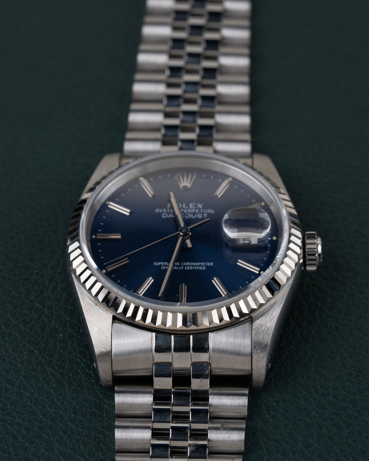 Rolex Datejust 16234 Blue Dial 1991 - Frontaal aanzicht met de kroon rechts en de jubilee-band recht naar boven