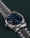 Rolex Datejust 16234 Blue Dial 1991 - Ondersteboven aanzicht onder een hoek met de kroon links en de jubilee-band schuin naar boven links