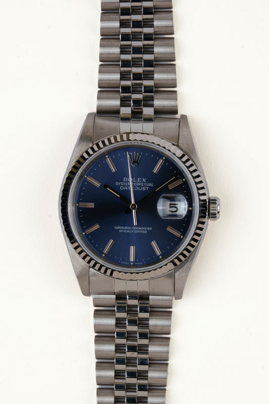 Rolex Datejust 16234 - vooraanzicht van de blauwe wijzerplaat, geribbelde witgouden bezel en armband