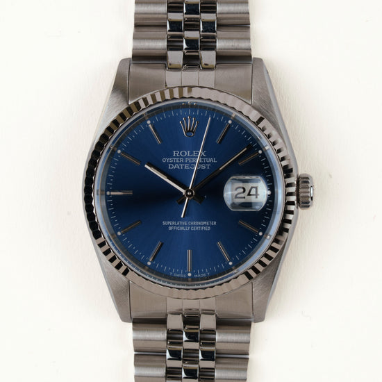 Rolex Datejust 16234 - vooraanzicht van de blauwe wijzerplaat, geribbelde witgouden bezel en armband