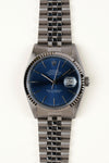 Rolex Datejust 16234 - vooraanzicht van de blauwe wijzerplaat, geribbelde witgouden bezel en armband